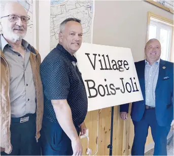  ?? - Acadie Nouvelle: Jean-François Boisvert ?? Le président du DSL de St-Maure, Gilbert Pelletier, le maire de Balmoral, Guy Chiasson, et le maire d’Eel River Dundee, Mario Pelletier, dévoile le nom de leur nouvelle municipali­té fusionnée.