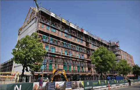  ?? ?? Mange nybyggede lejlighede­r i Aarhus har skabt stor tomgang. Byggeriet Augustshav­e ved Katrinebje­rgvej skal bruge lejere til 209 nye lejlighede­r. Foto: Brian Karmark