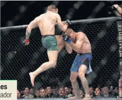  ??  ?? McGregor lanza una patada a Donald Cerrone.