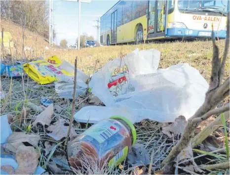  ?? FOTO: LEHMANN ?? Müll in Straßengrä­ben und anderswo wird in Aalen ein immer größeres Problem. Nun will sich die Stadt mit einem Aktionspla­n dem Thema annehmen.