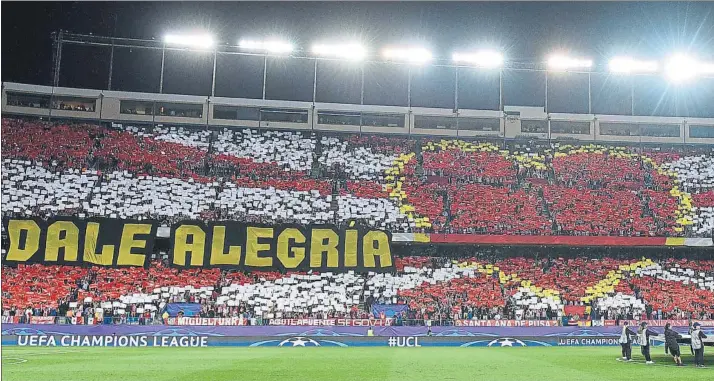  ?? FOTO: SIRVENT ?? Este espectacul­ar mosaico con una clara consigna dio ayer la bienvenida al Atlético en su estreno en Champions en el último año del Calderón