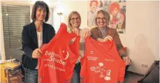  ?? FOTO: SCHOLZ ?? Zeigen das extra gefertigte Trikot (von links): Sandra De Vita, Barbara Nitschke und Danijela Kuhn.