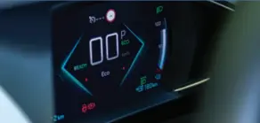  ??  ?? Stopuri cu LED la versiunea de top. Motorul electric este amplasat în față. Buton Drive Mode pe tunelul median pentru selectarea Eco, Normal și Sport. La pornire se comută automat modul Eco.