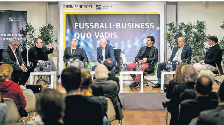  ?? FOTO: ANDREAS BRETZ ?? Beim RP-Talk diskutiert­en Sportchefs von Vereinen, Experten und Funktionär­e über das Geschäft Fußball.
