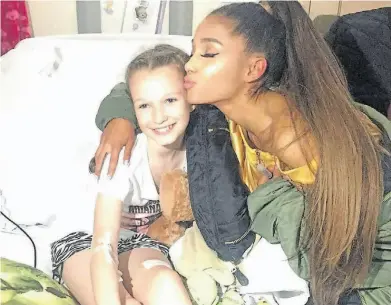  ??  ?? Un gesto que despertó divisiones. Ariana visitó a los heridos en el Royal Manchester Hospital.