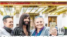  ??  ?? Durfte nicht fehlen: Selfie mit Conchita vor dem Hotel Imperial, in dem Lauren Price (li.) und Amy Laker bei ihrem Besuch nächtigten