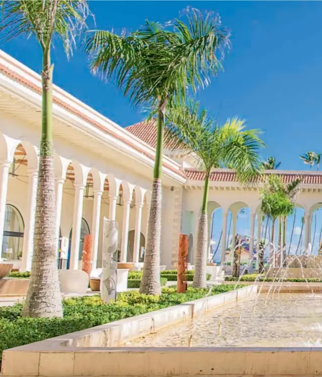  ??  ?? Etapa de plenitud. La actriz viajó con sus hijos, Muna y Nilo, y su novio, Tomás “Pepo” Vera. La intimidad de su estadía en el Hotel Paradisus Palma Real de Punta Cana.