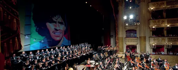  ??  ?? L’evento
«El Diego – Concerto n.10. Musica d’autore per Maradona e orchestra» andato in scena nel 2010 al San Carlo, in cui Roberto De Simone univa le immagini delle sue gesta alle parole di Raffaele Converso e Antonella Morea su musiche di Niccolò Paganini