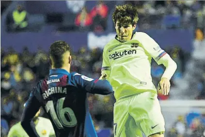  ?? FOTO: MANEL MONTILLA ?? Juan Miranda, perdido en el Ciutat de València El lateral izquierdo salta aquí por un balón con Rubén Rochina