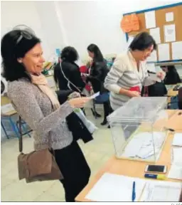  ?? EL DÍA ?? Varias personas depositan votan en las elecciones escolares de 2016.