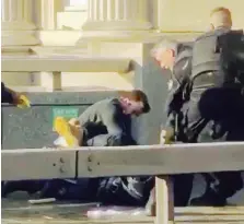  ??  ?? Braccato L’aggressore di London Bridge fermato dai passanti che gli hanno strappato il coltello di mano e poi dalla polizia