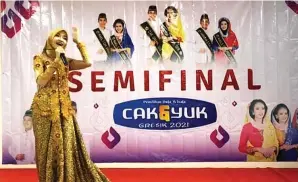  ?? GALIH WICAKSONO/JAWA POS ?? MENUJU FINAL: Sadrina Pramesti, finalis Cak dan Yuk 2021, tampil uji bakat di aula kantor disbudpar kemarin.