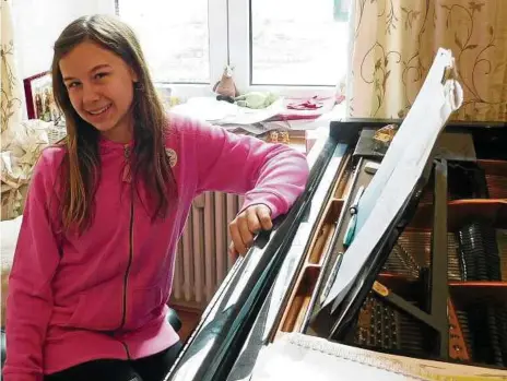  ??  ?? Die zwölfjähri­ge Pianistin Alice Grün sitzt vor ihrem Flügel im Wohnzimmer. „Konzerte spielen macht am meisten Spaß“, sagt Alice.
FOTO: LILITH SCHARDT