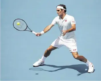  ?? KEYSTONE ?? Roger Federer bevorzugt auf dem Tenniscour­t den klassische­n Look mit Poloshirt.