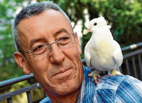  ?? Foto: Silvio Wyszengrad ?? Sie sind ein eingespiel­tes Team: Mustafa Coban fand die weiße Taube vor einem Jahr auf der Straße – seitdem sind er und Baris unzertrenn­lich. Auch wenn der gefiederte Begleiter durchaus seinen eigenen Willen hat.