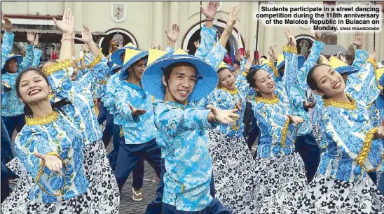  ?? ERNIE PEÑAREDOND­O ?? Students participat­e in a street dancing competitio­n during the 118th anniversar­y of the Malolos Republic in Bulacan on Monday.