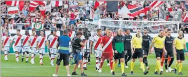  ??  ?? EL ESTRENO LIGUERO. El Rayo se enfrentó al Sevilla en el Estadio de Vallecas durante la primera jornada.