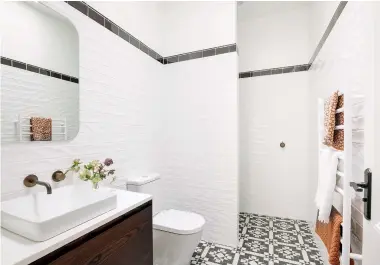  ??  ?? RIGHT In the guest wing, space was reconfigur­ed to create a smart black and white bathroom, which was inspired by images found on Pinterest.