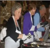  ?? JOSEPH PHELAN JPHELAN@ DIGITALFIR­STMEDIA. COM ?? Saratoga Springs Mayorelect Meg Kelly scoops mashed potatoes Thursday morning for Thanksgivi­ng dinner guests at the Olde Bryan Inn.