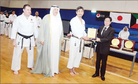  ??  ?? Dr Ali Khuraibet (second left) and Koichiro Okuma (second right), showing off his plaque with Japanese Ambassador to Kuwait HE Toshihiro Tsujihara.