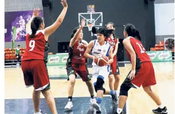  ??  ?? No stopping her: Sabah players trying to block Johor’s Yeo Zi Ying (in white) during the Maba-Milo 27th Lum Mun Chak Cup semi-final at the Maba Stadium yesterday. — SHAARI CHEMAT/ The Star