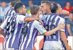  ??  ?? EUFORIA. Los visitantes celebraron el gol de Leo por todo lo alto.