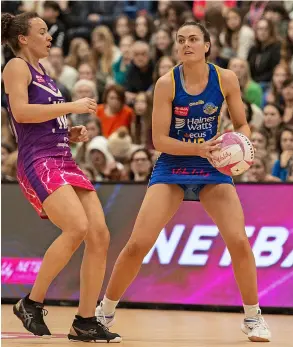  ?? Pic: Clare Green/matchtight ?? Team Bath’s Tash Pavelin with the ball