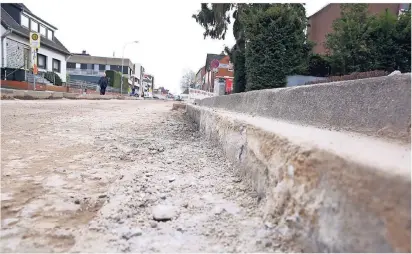  ?? FOTO: DETLEF ILGNER ?? Noch Baustelle: Bis Ende der Woche soll der Fahrbahnbe­lag auf der Straße Rhedung erneuert sein.