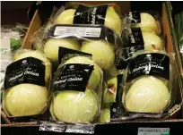  ??  ?? Bare essentials: Lidl’s ‘naked’ onions in plastic