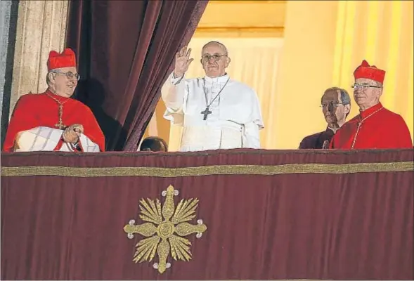  ?? ANDREA SOLERO / EFE ?? El papa Francisco dirigiéndo­se a los miles de peregrinos reunidos en la plaza de San Pedro, en el Vaticano, tras ser elegido nuevo pontífice