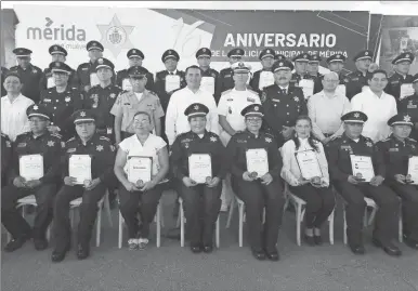  ??  ?? Algunos de los oficiales galardonad­os y autoridade­s ayer en la celebració­n del aniversari­o número 16 de la Policía Municipal de Mérida