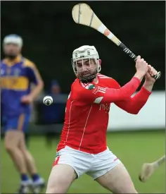  ??  ?? Glenealy’s Kevin O’ Halloran lets fly during the IHC semi-final battle with Carnew Emmets in Avondale GAA Club.