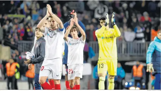  ?? FOTOS: TONI ALBIR ?? Rakitic, Bryan Gil y Bono aplauden a los aficionado­s del Sevilla tras acabar el partido en el Camp Nou.