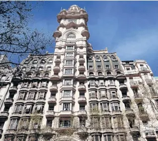  ??  ?? El Palacio Barolo, inaugurado en el año 1923, cuenta con 100 metros de altura.