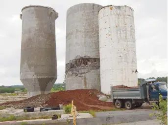  ??  ?? Travail sécuritair­e Nouveau-Brunswick avait mis le chantier à l’arrêt vendredi. Acadie Nouvelle: Béatrice Seymour