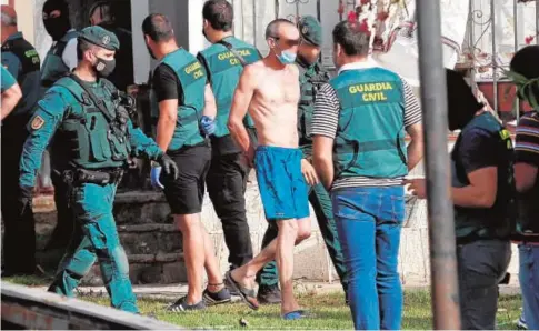  ?? EFE ?? Una de las operacione­s de la Guardia Civil contra el narco en el Campo de Gibraltar