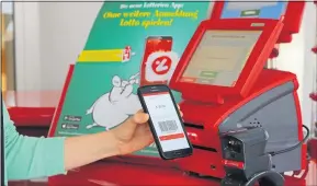  ?? [ Österreich­ische Lotterien ] ?? Betrag wählen, Barcode in der Annahmeste­lle einscannen und vor Ort bezahlen.