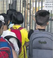  ?? ALBERT BERTRAN ?? Nens a la porta d’una escola.