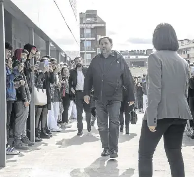  ?? OSCAR BAYONA ?? Oriol Junqueras llega a la Universida­d de Manresa para trabajar, tras salir de la cárcel de Lledoners.