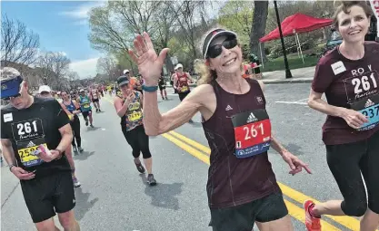  ??  ?? Kathrine Switzer acena à passagem do 23.º quilómetro da Maratona de Boston