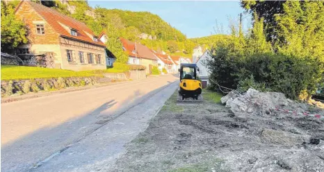  ?? FOTO: GÖTZ ?? An dieser Stelle entlang der Hüttener Ortsdurchf­ahrt hat der Baggerfahr­er das tote Baby gefunden.