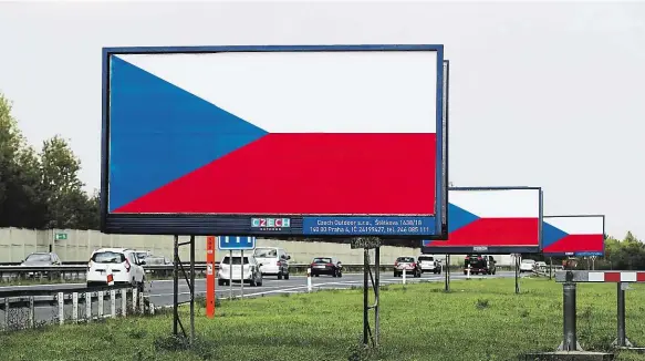  ?? Foto: Dan Materna, MAFRA ?? Část majitelů poutačů vylepila loni na podzim místo billboardů českou vlajku, aby oddálila jejich demolici.