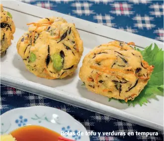  ??  ?? Bolas de tofu y verduras en tempura