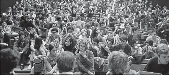  ??  ?? Photo prise le 2 septembre 1968 à Paris lors d’une assemblée générale des étudiants en médecine dans un amphithéât­re de l’hôpital de La Salpétrièr­e.