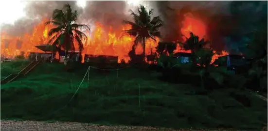  ?? [ FOTO IHSAN ] ?? Kebakaran rumah panjang di Nanga Makut, awal pagi semalam.