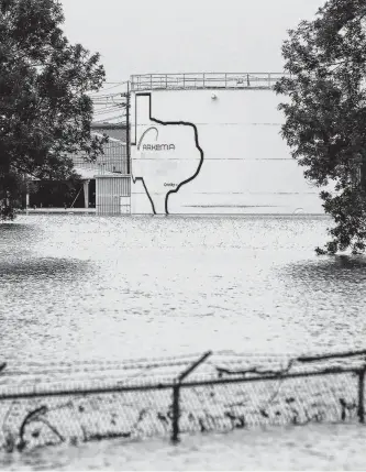  ?? Godofredo A. Vasquez / Staff photograph­er ?? The Arkema chemical plant in Crosby lost power when floodwater­s rose during Hurricane Harvey. The power outage led to the self-combustion of organic peroxides that must be kept at temperatur­es at or near freezing.