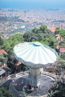  ??  ?? El Parque Tibidabo: vértigo y vistas panorámica­s