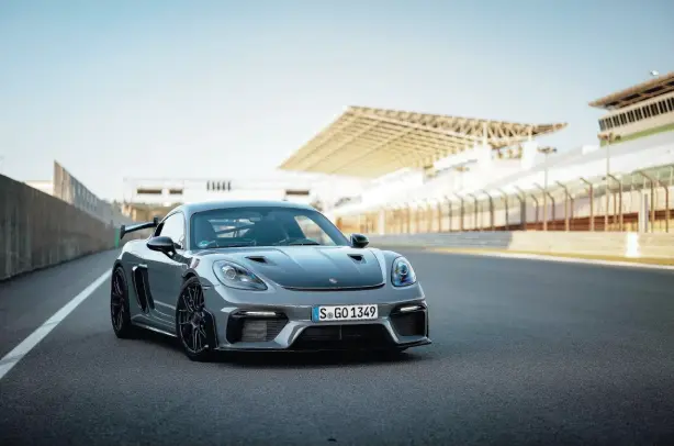  ?? ?? A livello prestazion­ale e soprattutt­o in termini di purezza di guida, la Cayman GT4 RS non tradisce le aspettativ­e. Nemmeno da un punto di vista estetico