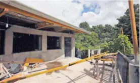  ?? G. SOLIS ?? Las bases sostienen la casa que está construyen­do el salvadoreñ­o.