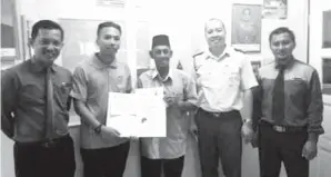  ??  ?? MOHD. Zamrie Sait (PNGK 3.75) menerima sijil penghargaa­n disampaika­n YDP PIBG SMK Beluran.